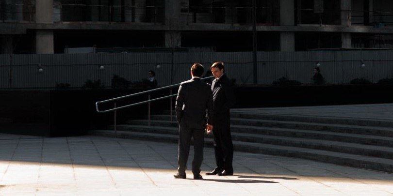 Как заработать на облигациях в 2026 году и к чему готовиться инвесторам 2026 год будет непростым для долгового рынка но на нем точно можно будет достичь хорошей доходности считает начальник аналитического отдела инвесткомпании Риком Траст Олег Абелев По его мнению формировать тренды в 2026 году на облигационном рынке будут несколько факторов 1 Денежно кредитная политика ЦБ 2 Бюджетная политика и потребность в заимствованиях 3 Инфляция и курс рубля 4 Геополитика В колонке для РБК эксперт рассказал как будут вести себя различные сегменты рынка облигаций где искать самую высокую доходность что делать с евробондами и как вообще диверсифицировать облигационный портфель Подробнее Волатильность зависимость от политики что будет с облигациями в 2026 ом Подписаться на Сам ты инвестор