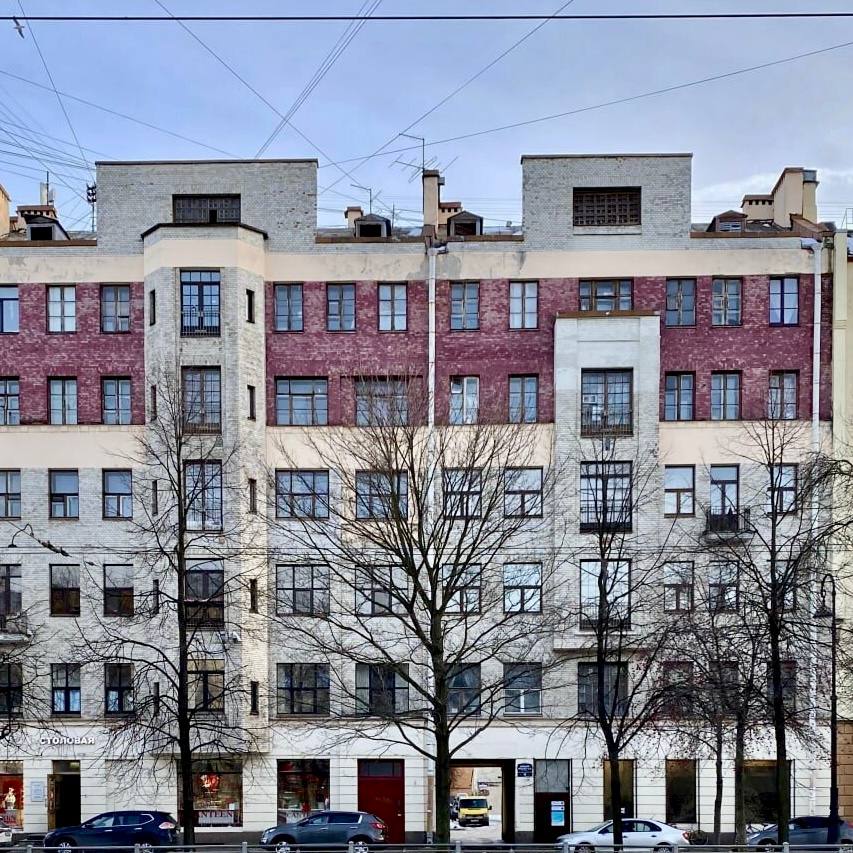 В Петербурге на Васильевском острове в массовом побоище сошлись 35 человек Вчера 21 августа в 23 05 поступило сообщение о драке на Большом проспекте В О д 50 По предварительным данным на лестничной клетке между 4 и 5 этажами произошёл конфликт Сперва в драке участвовало четверо а затем к ним присоединились соседи Прибывшие наряды пресекли драку и задержали 35 участников Личности 29 из них установлены 2 гражданина РФ 8 граждан Таджикистана и 19 граждан Узбекистана Среди задержанных есть женщина Видеонаблюдение на месте происшествия отсутствует GradSPb Места СПб TodaySPb Новости СПб