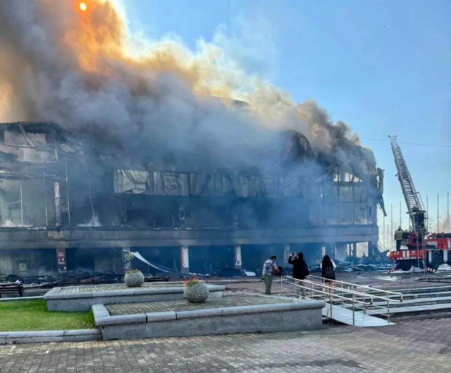 Начальник участка обеспечения охраны и безопасности здания сгоревшего музтеатра в Хабаровске пойдет под суд за халатность Прокуратура утвердила обвинительное заключение Правоохранительные органы считают что сотрудник не исполнял обязанности по обеспечению противопожарного режима на территории театра Около здания с сентября 2024 года и вплоть до пожара находились сильногорючие строительные материалы плиты и мужчина не переместил их в безопасную зону В результате бездействия начальника участка причинен материальный ущерб 19 гражданам 3 организациям и правительству Хабаровского края на общую сумму 987 млн руб Подписывайтесь на РБК Восток