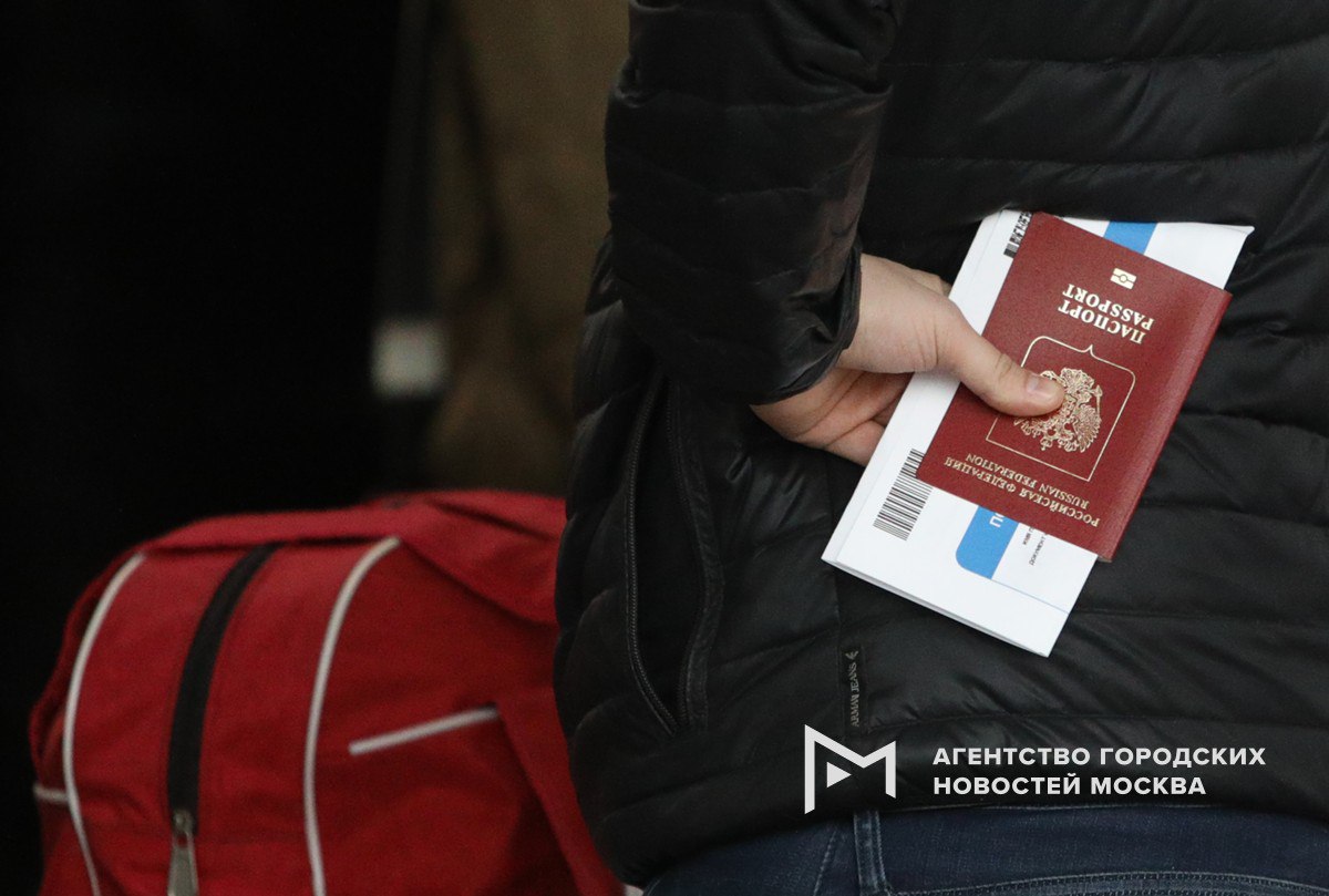 1 2 3 4 Самые опасные дефекты в загранпаспорте из за которых документ могут признать недействительным назвали в Российском союзе туриндустрии физические повреждения разрывы страниц потертости повреждений защитных элементов технические дефекты нечитаемость машиночитаемой зоны наложение текста деформация печати формальные основания истечение срока действия изменение данных владельца утеря Ранее в сети появились сообщения о том что в сентябре россияне начали получать документы с дефектом Их не выпускают из страны из за проблем с загранпаспортами Подпишись на Агентство Москва