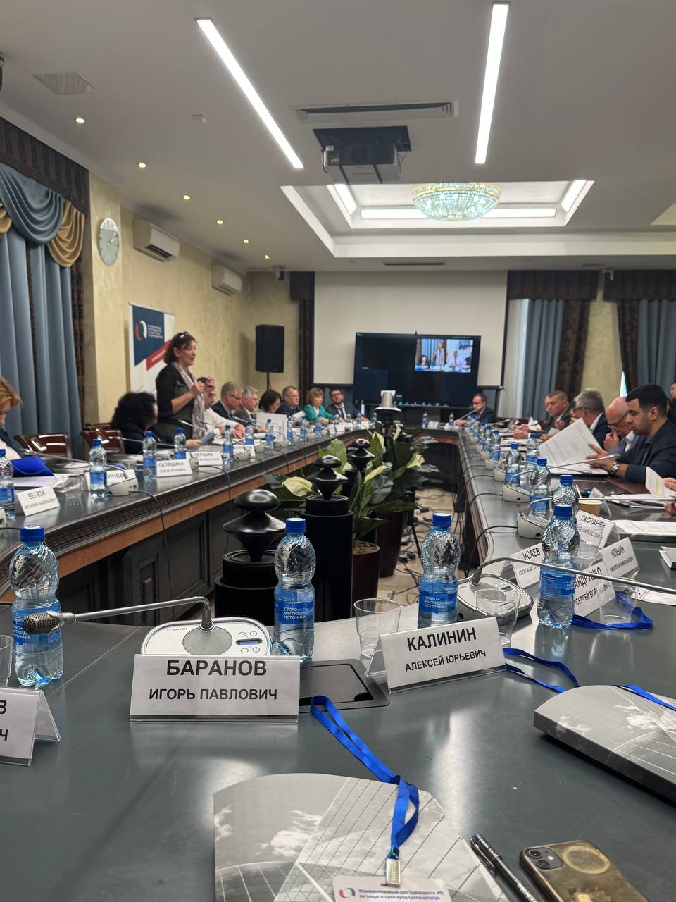 ФПА предлагает уравнять в правах заключение эксперта и специалиста Федеральная палата адвокатов совместно с депутатами Государственной Думы подготовила законопроект предусматривающий уравнивание процессуального статуса заключений эксперта и специалиста Соответствующие изменения предлагается внести в Уголовный кодекс РФ и Уголовно процессуальный кодекс РФ Согласно данным опроса проведенного ФПА среди 662 адвокатов 51 6 респондентов регулярно сталкиваются с отказами в приобщении заключений специалистов к материалам дела а 61 6 с признанием судами таких заключений недопустимыми доказательствами по формальным основаниям в том числе из за отсутствия письменного предупреждения специалиста об уголовной ответственности Коллеги адвокаты как и я справедливо отмечают что приобщение заключения специалиста к материалам дела зачастую является единственным способом противопоставить экспертизе представленной стороной обвинения альтернативную профессиональную позицию стороны защиты Законопроект с пояснительной запиской уже направлен в Правительство РФ и Верховный Суд РФ для получения отзывов Считаю что инициатива ФПА является своевременной и необходимой мерой Она позволит адвокатам эффективно противостоять нередко формальным и необоснованным экспертным заключениям подготовленным по инициативе стороны обвинения На практике суды крайне часто кладут экспертные заключения в основу судебных актов не вдаваясь в анализ методики исследования объективности и законности выводов эксперта Использование необоснованных экспертиз приводит к нарушению прав подзащитных затягиванию сроков рассмотрения уголовных дел а также к дополнительной нагрузке на суды апелляционной и кассационной инстанций вынужденные впоследствии исправлять ошибки судов первой инстанции В этой связи инициативу ФПА полностью поддерживаю Заключения эксперта и специалиста должны обладать равной юридической силой Это позволит укрепить законность при вынесении судебных решений расширит возможности стороны защиты по представлению доказательств и сделает уголовное судопроизводство более объективным и беспристрастным