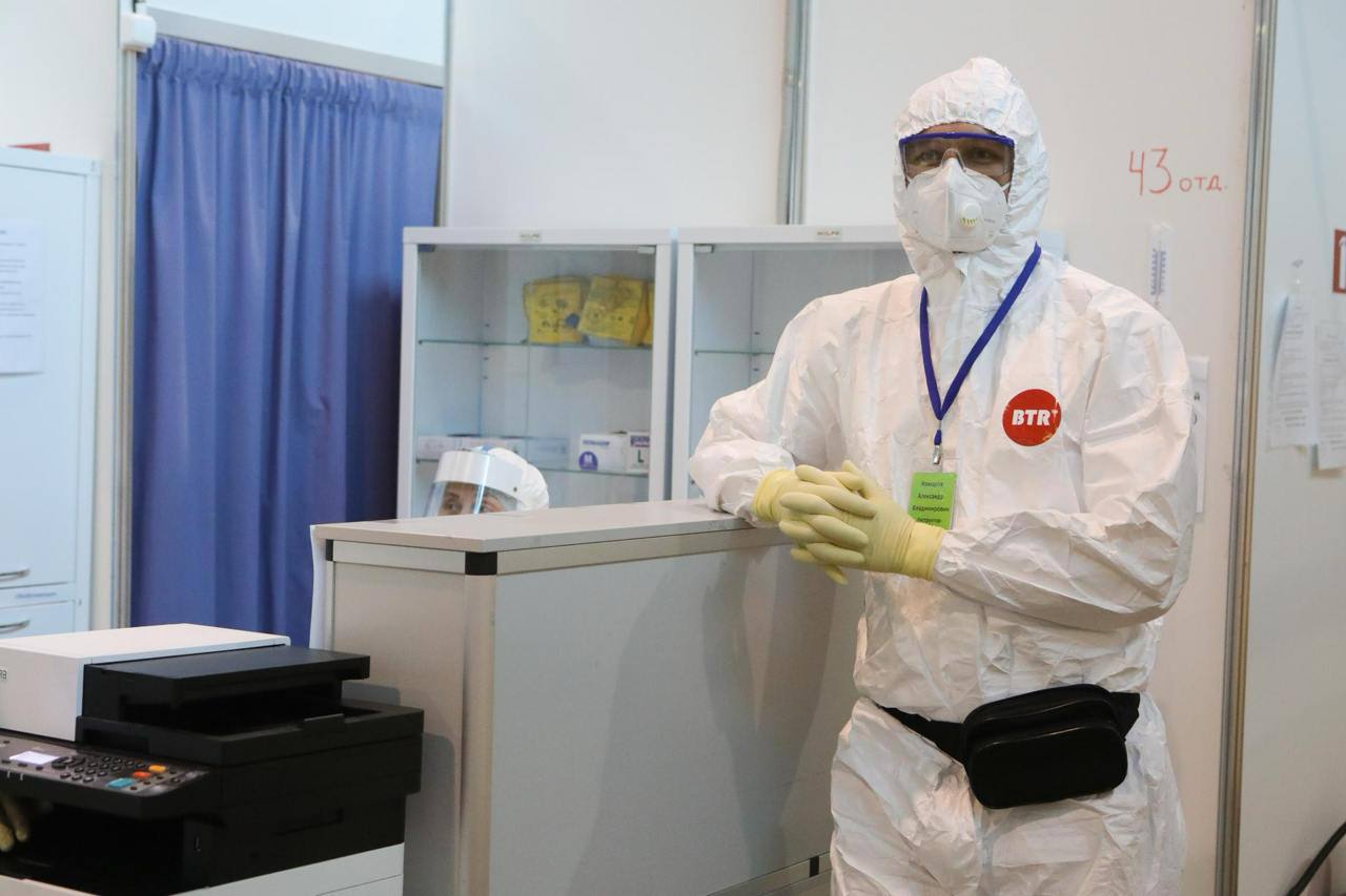 Заболеваемость гриппом в Санкт Петербурге увеличилась на 30 В Северной столице наблюдается преобладание SARS CoV 2 риновирусов и парагриппа По сравнению с предыдущей неделей уровень заболеваемости увеличился на 30 Похожая ситуация наблюдается и в Ленинградской области Однако эпидемические пороги не превышены как сообщает Роспотребнадзор по Санкт Петербургу и Ленобласти В Петербурге случаи заражения COVID 19 регистрируются на 11 чаще чем на прошлой неделе В то же время в Ленобласти ситуация ухудшилась заболеваемость COVID 19 возросла на 72 5 Лидия Верещагина Подписаться на ДП в Telegram MAX