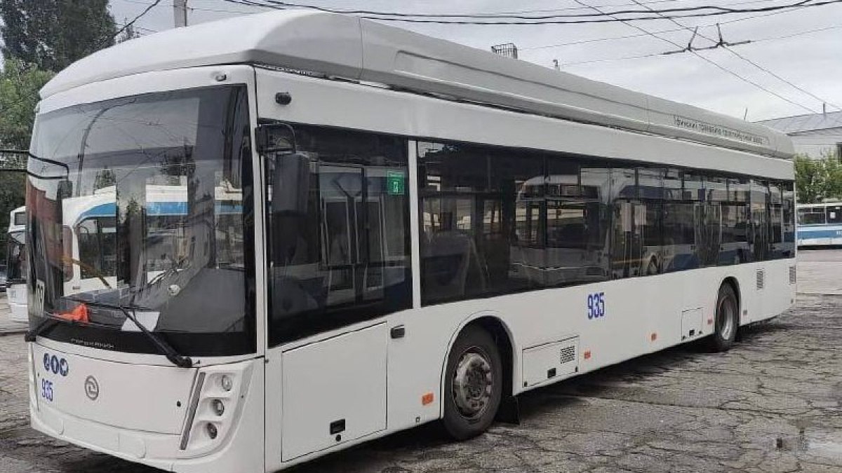 В Самаре начались испытания троллейбуса "Горожанин" с автономным ходом. В Троллейбусное депо № 1 прибыл низкопольный троллейбус УТТЗ-6241.04, способный развивать скорость до 75 км/ч. С 1 по 31 июля он заменит электробус на маршруте № 108 между Губернским рынком и Южным городом. Длина участка с автономным ходом – 13 км, батарея рассчитана на 60 км. Троллейбусы "Горожанин" выпускаются с 2020 года и успешно эксплуатируются в 11 городах России. После испытаний в Самаре будет рассмотрено приобретение техники и запуск новых маршрутов. : Департамент транспорта Самары