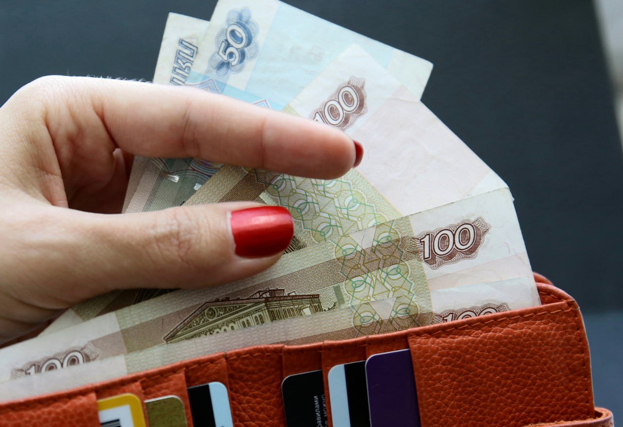 Больничные и восемь МРОТ кому дадут единое пособие на детей в 2026 году С 1 января 2026 года единое пособие на детей будут назначать по новым правилам О том какие требования станут предъявлять к минимальному размеру дохода семьи в прямом эфире НН рассказала заместитель управляющего отделением СФР по Новосибирской области Людмила Якушенко Одним из изменений станет повышение планки уровня доходов до восьми МРОТ в год на каждого трудоспособного члена семьи Сейчас его размер должен быть не менее четырёх Это связано с тем что пособие всё таки предоставляется нуждающимся гражданам сообщила специалист Минимальный размер оплаты труда в следующем году составит 27 093 рубля в месяц Как и прежде при расчёте пособия продолжат учитывать имущественное положение заявителей Из нововведений оплата больничных Больничные листы учитывались и раньше как пособия по временной нетрудоспособности Они квалифицировались как выплаты сейчас вошли в состав МРОТ Формально это правильно потому что связано с фактом работы и выплачивается трудоустроенным гражданам отметила Людмила Якушенко Кроме того с 1 марта 2026 года изменится порядок учёта алиментов при назначении единого пособия Подход будет зависеть от того как оформлены выплаты на содержание несовершеннолетнего Подписаться на канал