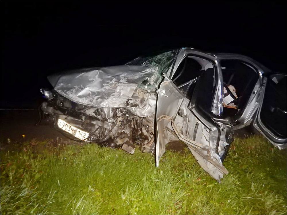 Иркутянин в Красноярском крае погубил в ДТП человека, год прятался в лесу и остался на свободе В Красноярском крае суд назначил виновнику ДТП с погибшим мужчиной и пострадавшим ребенком наказание в виде двух лет исправительных работ. Все случилось в августе 2022 года в Рыбинском районе. Ранее неоднократно судимый 35-летний водитель автомобиля Honda Accord выехал на встречную полосу, его машина столкнулась с Toyota Probox. В результате аварии погиб 38-летний пассажир «Тойоты» и серьезно пострадал 2-летний мальчик, который сидел не пристегнутый и без кресла на заднем сиденье «Хонды». Против водителя Honda Accord завели дело, но он сбежал из больницы, куда был госпитализирован с травмами. Полицейские объявили мужчину в федеральный розыск, но установить его местонахождение оказалось не просто — уроженец Иркутской области успешно скрывался около года в лесах родного региона. Через год его задержали. В декабре 2023 года ему предъявили обвинение, в январе 2024 года расследование уголовного дела завершилось и материалы были переданы в суд. Само разбирательство длилось более года, во время которого автомобилист вину так и не признал. Отметим, максимальное наказание, которое грозило мужчине, — лишение свободы на срок до 5 лет и прав на срок до 3 лет. Суд не только оставил его на свободе, но и сохранил ему водительское удостоверение. При этом сам фигурант не согласился с таким мягким приговором и обжалует его. Newslab
