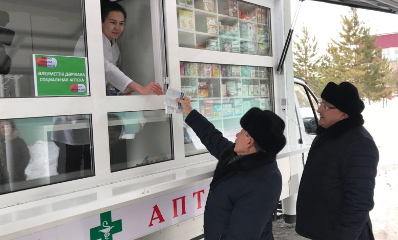 В удаленные поселения отправят аптеки на колесах  Раз в неделю передвижные аптечные пункты будут приезжать деревни и села и продавать лекарства там, где нет стационарных аптек и ФАПов. Соответствующий законопроект планируют рассмотреть в Госдуме в 2025 году.  Отмечается, что в пилотном режиме такие аптеки на колесах уже заработали в Красноярском и Краснодарском краях, а также в Хакасии и других регионах.  При этом сам законопроект ждет принятия в Госдуме уже не менее пяти лет.