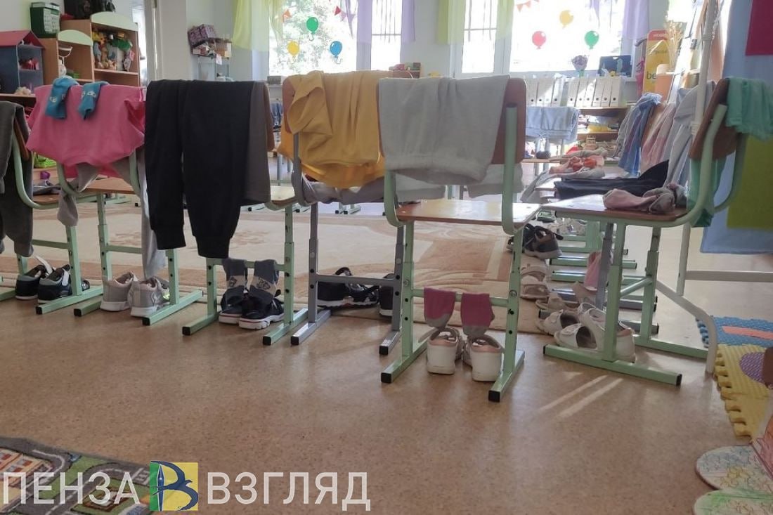 Суд взыскал с пензенского детсада почти 200 тысяч рублей за травму ребенка Железнодорожный районный суд Пензы удовлетворил иск прокуратуры о компенсации ущерба причиненного ребенку в детском саду Мальчик получил травму в июле 2022 года когда во время прогулки залез на игровую конструкцию и упал Воспитатель в этот момент осуществляла надзор за детьми После падения ребенку потребовалось длительное лечение Родители потратили на лекарства реабилитацию и санаторно курортное лечение более 224 тысяч рублей Суд установил что детский сад несет ответственность за произошедшее поскольку травма получена во время пребывания ребенка под надзором учреждения Прокуратура требовала взыскать с дошкольного учреждения 222 596 рублей Суд частично удовлетворил эти требования присудив к выплате 192 010 рублей 90 копеек Эта сумма покроет расходы семьи на лечение и реабилитацию ребенка Решение суда пока не вступило в законную силу сообщает пресс служба железнодорожного районного суда города Подписаться на Пенза Взгляд в ТГ Подписаться на Пенза Взгляд в MAX