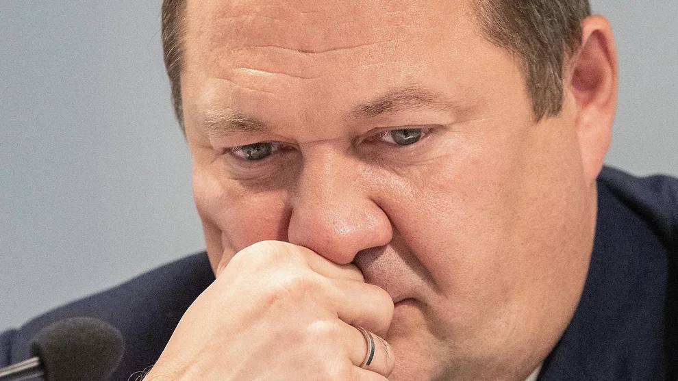 Мосгорсуд отклонил жалобу защиты бывшего губернатора Тамбовской области Максима Егорова на продление ему меры пресечения в виде заключения под стражу Решение Басманного райсуда Москвы согласно которому он должен пробыть в СИЗО как минимум до 23 декабря оставлено в силе Об этом сообщило РИА Новости Уточняется что защита господина Егорова просила изменить ему меру пресечения на домашний арест Максим Егоров находится под стражей с конца июля Он обвиняется в получении незаконных вознаграждений ч 6 ст 290 УК РФ до 15 лет лишения свободы в том числе в виде услуг на сумму порядка 80 млн руб В основу уголовного дела легли показания бывшего генерального директора ООО Газпром межрегионгаз Тамбов Романа Стефанова которого в начале года задержали по обвинению в хранении наркотиков в крупном размере ч 2 ст 228 УК РФ до десяти лет лишения свободы Тамбов