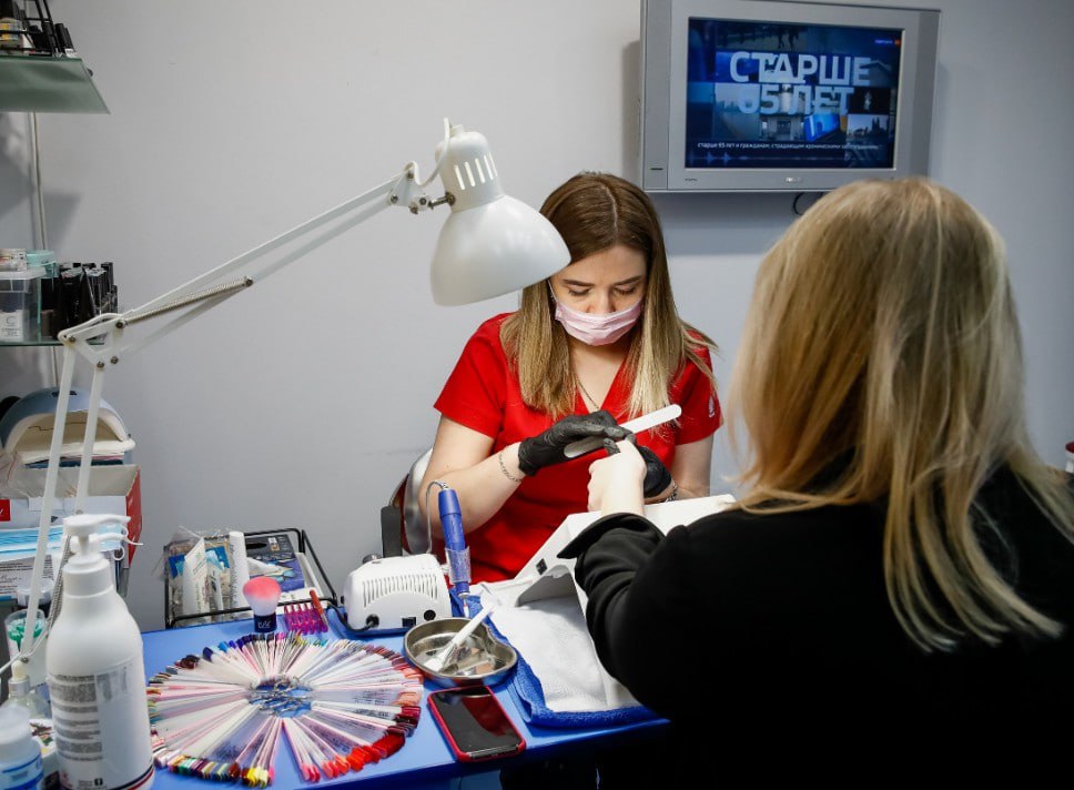 Россиянки массово отказываются от маникюра ресниц и бровей спрос на бьюти услуги упал на 20 40 индустрия входит в кризис СМИ В Ассоциации предпринимателей индустрии красоты говорят что из за снижения доходов и экономической тревоги женщины сокращают расходы до базовых Декабрь который обычно приносит максимум выручки в этом году стал худшим за последнее десятилетие салоны недосчитались до 30 доходов jkinvest news jkinvest