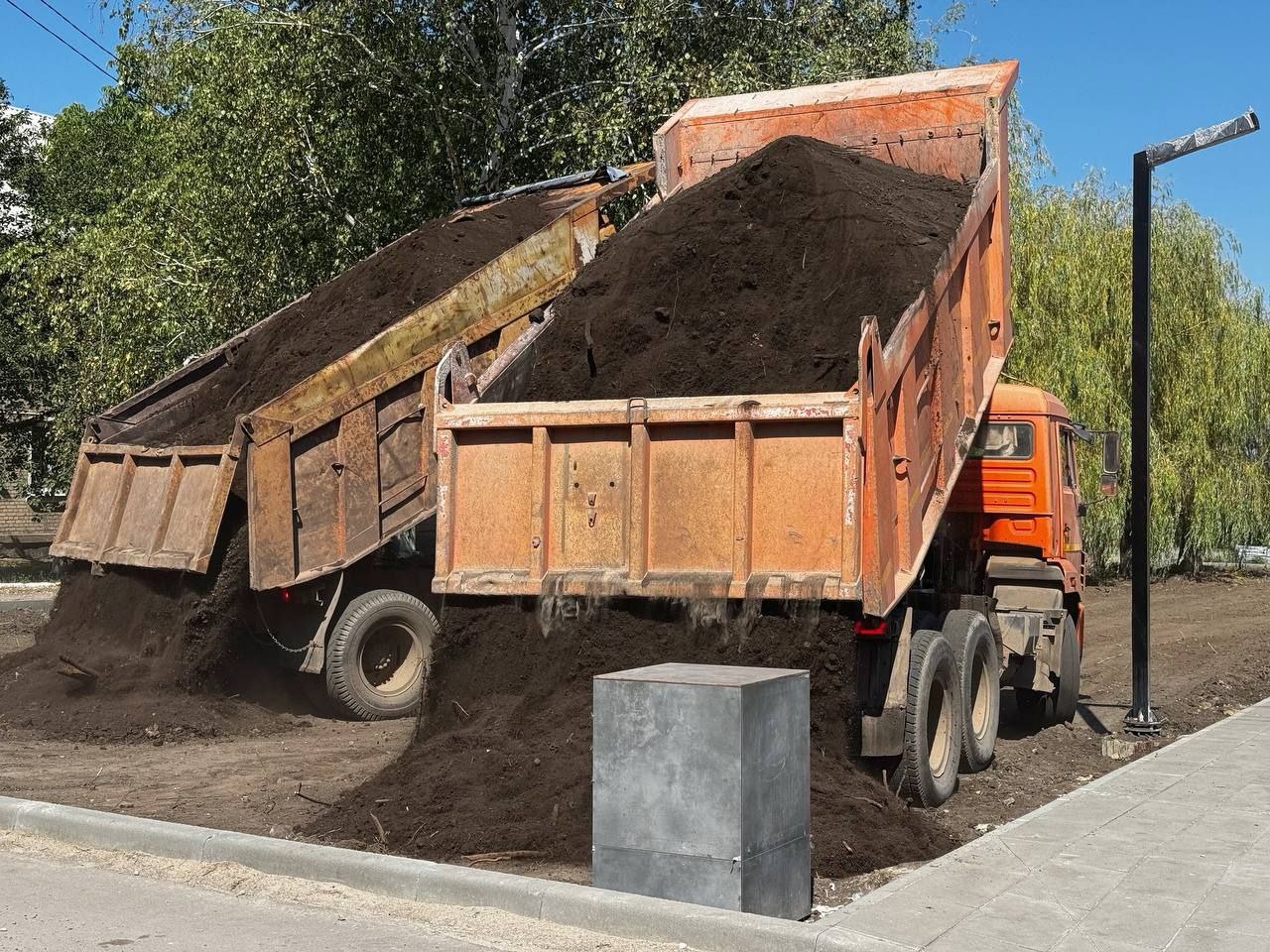В Первомайске продолжается благоустройство сквера памяти жертв Чернобыльской трагедии в рамках федерального проекта «Формирование комфортной городской среды» национального проекта «Инфраструктура для жизни». Проделан уже значительный объем работы: изначально силами МУП «ККУ города Первомайска» была очищена территория от аварийных деревьев, затем специалисты подрядной организации уложили тротуарную плитку и бордюрный камень, установили фонарные столбы и провели электричество, подготовили основание для арт-объектов в виде атомов. В настоящее время производится планирование ландшафта газонных зон. Также впервые загорелись новые фонарные столбы. Специалисты ККУ подключили сквер к сети наружного освещения города и проверили электрические приборы. ____ В скором времени будут смонтированы фигурки атомов, а также установлены лавки и урны.