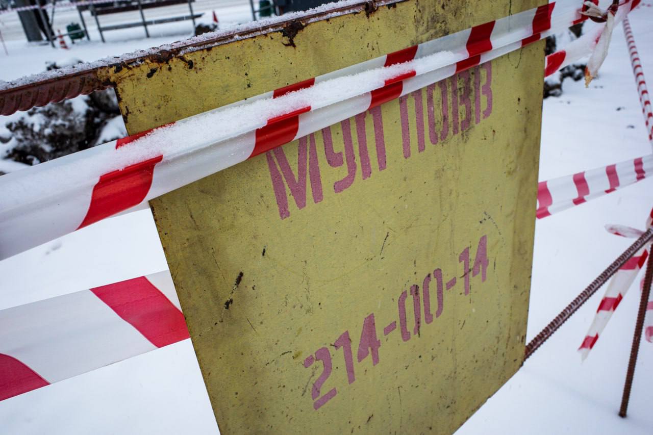 В Чурилово на сутки отключат воду из за аварийных работ 20 января с 00 00 до 24 00 в Челябинске временно прекратят подачу воды из за аварийных работ на водоводе Ограничения затронут жилые дома на улицах ул 1 я Эльтонская 11 13 42 44 46 48 ул 2 я Эльтонская 16а 18 20 22 22а 22б 22в 23 24 24а 26 30 30а 30б 32 34 36 40 40а 40б 42 44 46 47 48 48а 49 50 50а 50б 51 53 52 54 56 57 57а 57б 58 59 59а 59б 59в 60 60а 61 61а 61б 62 63 63а 63б 63в 65 65а 67 69 73 ул Зальцмана 8 10 12 14 14а 16 18 20 21 22 23 24 25ст1 26 26а 28 30 32 34 36 38 40 42 44 46 48 ул Конструктора Духова 1 2 3 4 5 6 7 8 9 11 12 13 14 15 17 19 21 23 25 27 29 31 33 ул ОПМС 42 1 2 2 2 3 4 5 6 8 ул Сергея Герасимова 21 23 25 27 29 ул Самохина 190 ул Стройгородок 9 ул Трашутина 9 11 13 16 17 18 19 20 20а 21 22 24 25 25 2 26 26 1 27 28 29 30 32 33 34 34ст1 35 36 38 41 43 45 47 49 51 ул Тяговая 1 12а 2 ул Хохрякова 21 22 28б 29 30 ул 10 й Лобинский переулок 1 2 3 3а Частный сектор ул Белова пер Ежевичный ул Черничная Кроме того на улицах 2108 км Линейная Стройгородок 2 Самохина Воробьева Зудова Мехколонна Осенняя Зимняя и в поселке Развязка может наблюдаться снижение давления в системе водоснабжения Жителей просят заранее запастись водой По вопросам водоснабжения работает контактный центр МУП ПОВВ по телефону 214 00 14