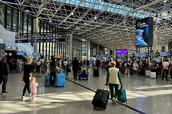 Семья отсудила свыше 700 тысяч рублей после падения на мокром полу в аэропорту Сочи Дзержинский суд Нижнего Тагила взыскал с аэропорта Сочи более 700 тысяч рублей в пользу пассажирки с ребенком которые поскользнулись на мокром полу в зоне предполетного досмотра и получили травмы Об этом сообщает РАПСИ со ссылкой на данные пресс службы судов Свердловской области Истица с ребенком проходила досмотр в аэропорту после чего они направились в зону ожидания По пути они поскользнулись на мокром полу и получили травмы ребенок ушиб грудной клетки женщина травму позвоночника потребовавшую длительного лечения Семья попросила возместить им расходы на лечение компенсировать моральный вред а также взыскать штраф с ответчика отметили в суде Представители аэропорта и подрядной организации иск не признали Они уверяли что причинно следственная связь между падением и травмами пострадавших не доказана упомянули в суде aviaru net n294567 Оставайся в информационном потоке подпишись на наш канал в MAX