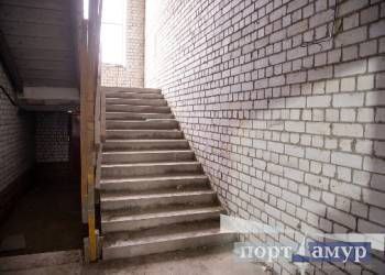 В Амурстате рассказали об объемах ввода жилья в Амурской области в январе сентябре 2025 года Цифры снизились в сравнении с 2024 годом как по количеству квартир так и по их совокупной площади По итогам 9 месяцев 2025 года по оперативным данным в Амурской области введено в эксплуатацию 2312 новых квартир включая квартиры в общежитиях общей площадью 196 0 тысячи квадратных метров сообщают специалисты В январе сентябре 2024 года было построено 4360 квартир общей площадью 334 3 тысячи квадратных метров Среди территорий Дальневосточного федерального округа по объемам введенного жилья Амурская область в январе сентябре 2025 года находилась на пятом месте Впереди Приамурья оказались Приморский край Республика Саха Якутия Республика Бурятия и Забайкальский край Как показали результаты выборочного обследования цен на рынке жилья в Амурской области в третьем квартале 2025 года средняя цена одного квадратного метра общей площади квартир на первичном рынке составила 163 757 рублей на вторичном 139 592 рубля