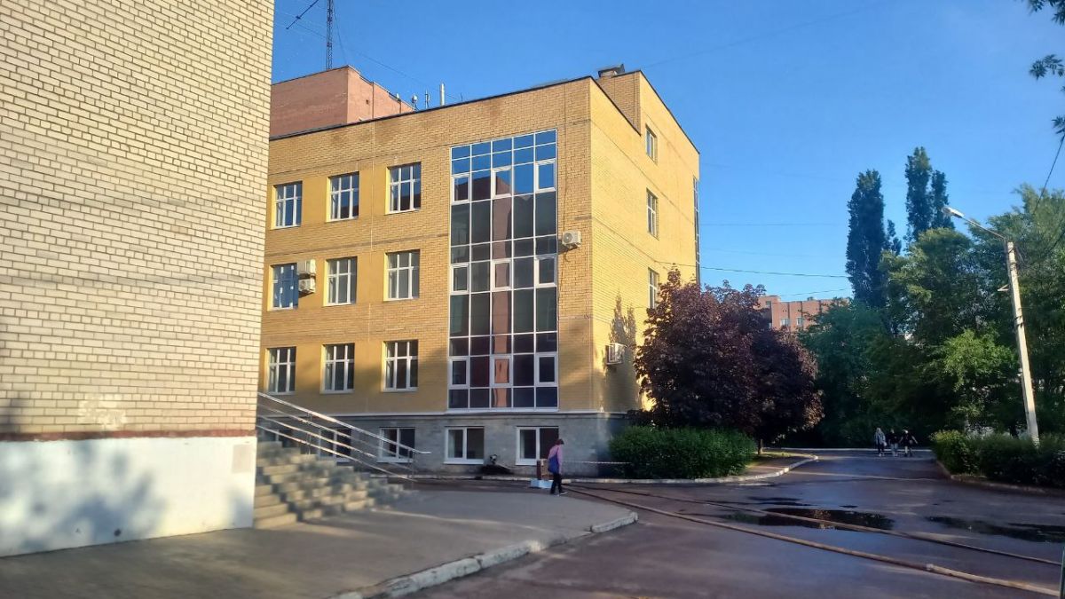 Из подвалов корпусов ВГУ на Хользунова откачивают сточные воды Пожарный рукав выведен на пустырь рядом со спортивной площадкой. Из него в эти минуты льются фекальные воды, заливающие зелень вокруг. ↗ Прислать новость Подписаться
