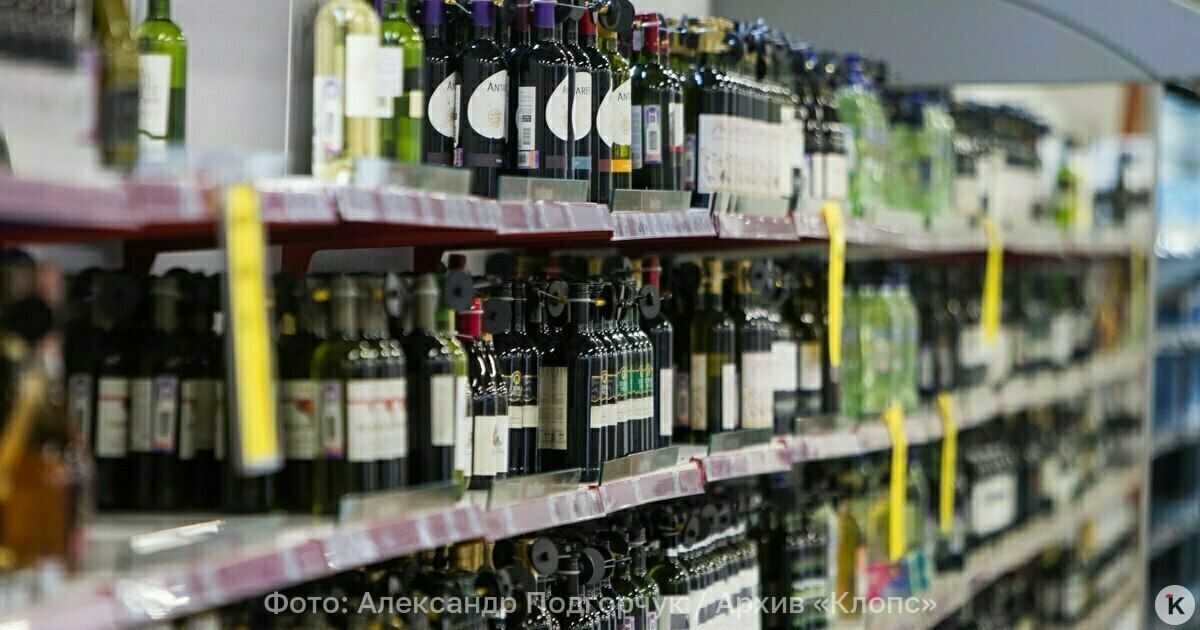 В Вологодской области закрыли все алкомаркеты и большинство наливаек Все 610 алкомаркетов в Вологодской области закрылись или переформатировались Закрыто или перепрофилировано в формат кафе 75 из 125 наливаек Об этом в пятницу 9 января сообщает ТАСС со ссылкой на вологодского губернатора Георгия Филимонова Как и обещал в Вологодской области все 610 алкомаркетов из 610 закрылись прекратили реализацию спиртного или перепрофилировались Понятия алкомаркет на территории региона больше не существует отметил глава региона В Вологодской области также закрыто или перепрофилировано в формат кафе 75 из 125 наливаек На контроле остается 50 точек Это результат в том числе нашей программы поддержки Льготные займы в размере до 5 млн рублей под 3 на 3 года мы выдаем бизнесу на смену профиля работы открытия вместо наливаек заведений общепита В прошлом году выдано 16 займов на сумму 60 1 млн рублей подчеркнул Филимонов