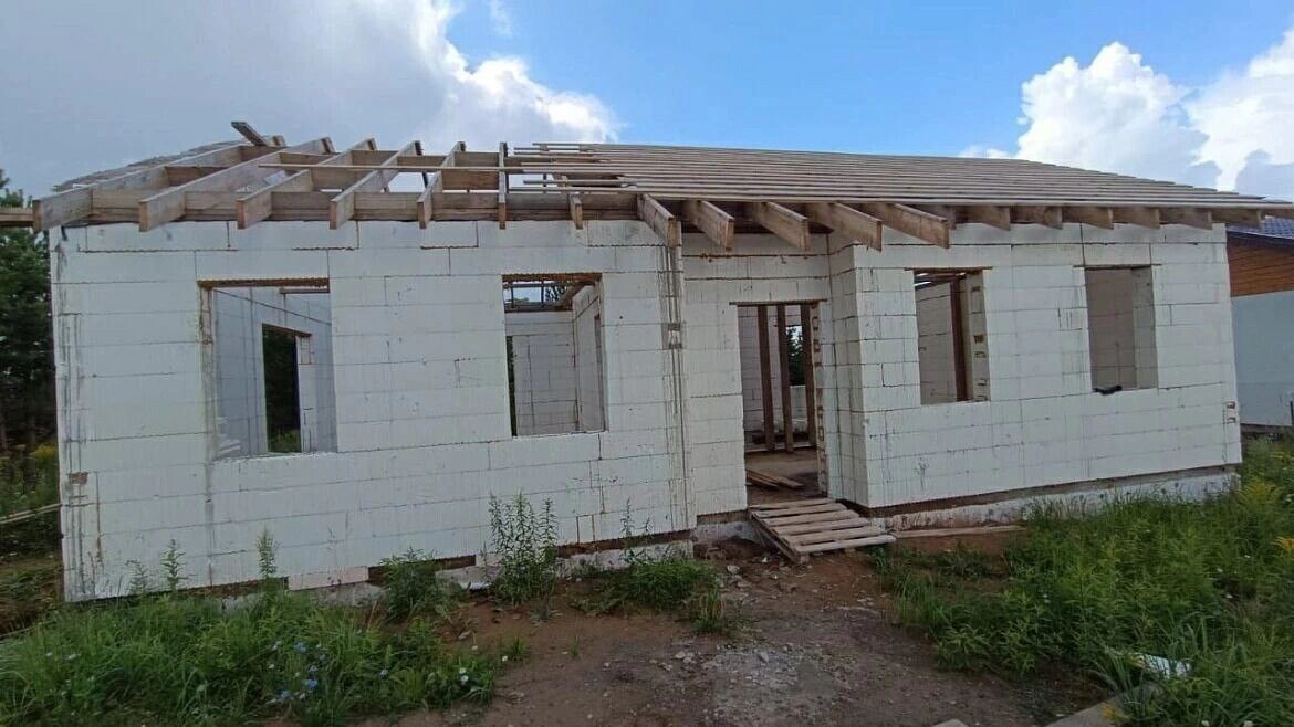 Застройщика из Ижевска задержали за хищение 30 миллионов рублей у клиентов В Ижевске руководителя строительной компании задержали по подозрению в обмане клиентов и хищении у них более 30 млн рублей Сотрудники правоохранительных органов установили что 47 летний руководитель строительной компании причастен к хищению более 30 млн рублей у пяти семей Деньги были похищены с 2023 по 2024 годы По предварительным данным подозреваемый заключал с клиентами договоры на строительство домов Потерпевшие отдавали ему наличными первоначальный взнос и начинались работы по строительству Через какое то время бизнесмен просил клиентов перечислить ему остаток суммы Но как только клиенты переводили деньги строительство домов прекращалось Сейчас директор фирмы находится в сизо Правоохранители выясняют причастен ли он к другим подобным преступлениям Недобросовестному застройщику грозит лишение свободы на срок до 10 лет Читай Ижевск Первый Пришли новость Ижевск Удмуртия Ижевскновости НовостиИжевска Удмуртияновости новостиУдмуртии УдмуртскаяРеспубликановости новостиУдмуртскойРеспублики застройщик хищения