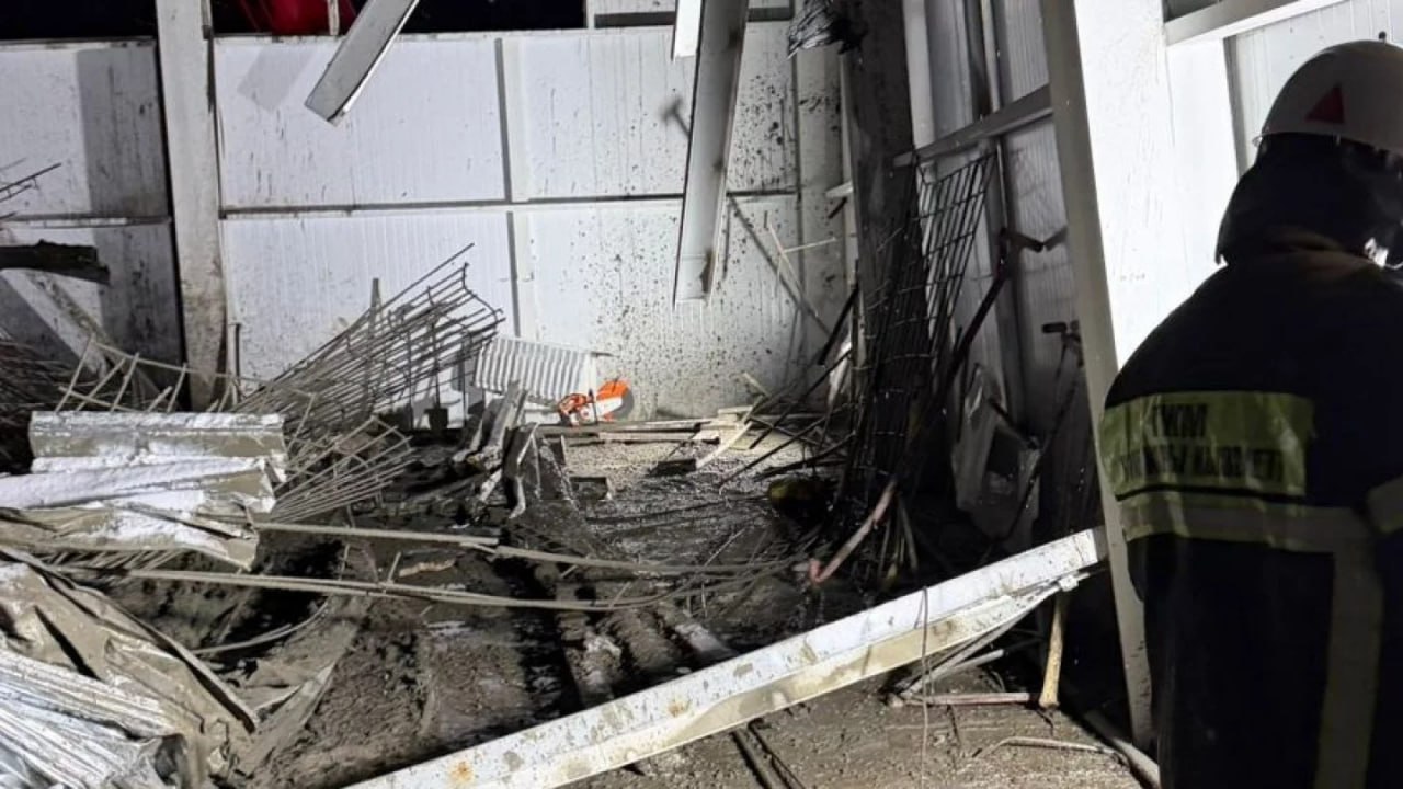 Тело мужчины нашли спасатели под завалами в Павлодаре Накануне в городе на строительной площадке на улице Казахстанской правды обрушилась плита перекрытия ДЧС области сообщил что под завалами может быть человек Тело мужчины 1967 года рождения извлекли рано утром Для поиска использовали тепловизор и спецоборудование Ранее двух других пострадавших осмотрели в больнице им госпитализация не потребовалась Возбуждено уголовное дело по статье Нарушение правил безопасности при ведении строительных работ Причины обрушения выясняются Фото акимат Павлодарской области t me orda kz