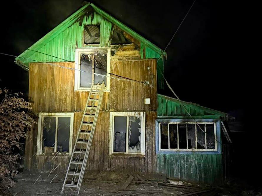 Двое детей погибли при пожаре в Братском районе Частный дом загорелся в деревня Тарма Там находились трое детей без присмотра взрослых Входная дверь была заперта 7 летняя девочка и 4 летний мальчик погибли на месте Их годовалый брат госпитализирован в тяжёлом состоянии Возбуждено уголовное дело о причинении смерти по неосторожности