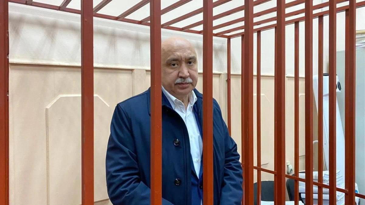 Истёк срок давности по уголовному делу экс-ректора КФУ Напомним, Ильшату Гафурову было предъявлено обвинение по статье об убийстве по найму группой по предварительному сговору. В 1999 году он заказал убийство предпринимателя Айдара Исрафилова, который открыто критиковал находящегося на посту главу Елабуги. Исрафилов был застрелен в Москве возле спорткомплекса ЦСКА. Вопрос об освобождении Гафурова, тем не менее, остаётся на усмотрение суда. Истечение срока давности не означает автоматического освобождения обвиняемого. KazanFirst в бот
