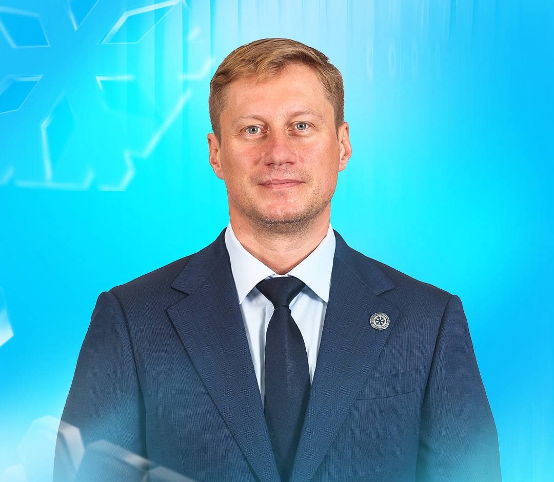 Главным тренером ХК Сибирь назначен Ярослав Люзенков Он исполнял обязанности на этой должности с 14 ноября 2025 года сообщает пресс служба команды Ранее пост главного тренера команды занимал Вячеслав Буцаев Контракт с ним был расторгнут в связи с неудовлетворительными результатами Отставка Буцаева стала второй для Сибири в текущем сезоне КХЛ В начале октября клуб также уволил Вадима Епанчинцева после трех поражений подряд ХК Сибирь  Подписывайтесь на Ъ Сибирь