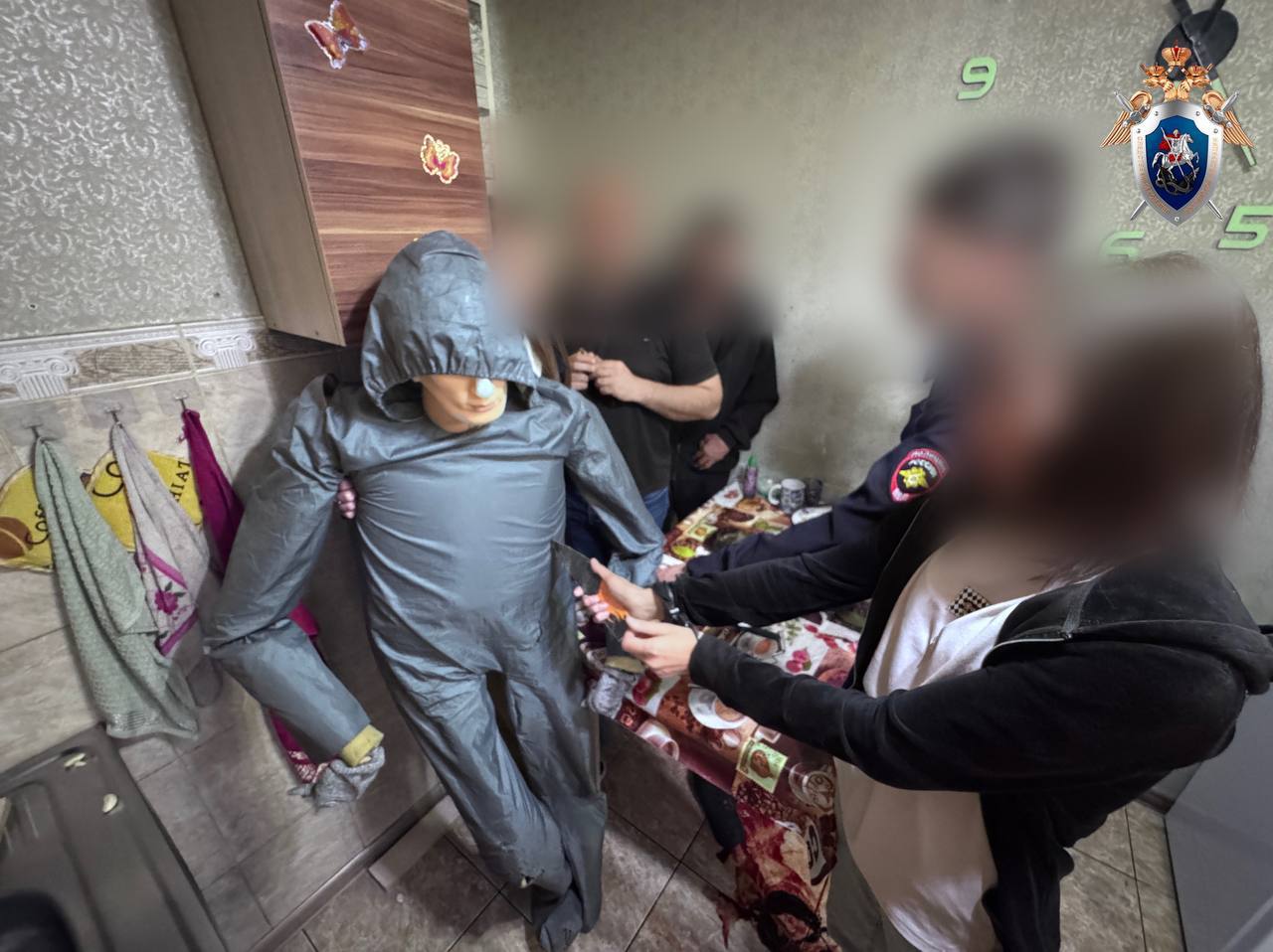 В Адыгее в совершении убийства обвиняется местная жительница Гиагинским межрайонным следственным отделом следственного управления СК России по Республике Адыгея расследуется уголовное дело по признакам преступления, предусмотренного ч. 1 ст. 105 УК РФ убийство . Следствием установлено, что 29.05.2025 в вечернее время жительница ст. Гиагинская, находясь в квартире жилого дома, после употребления спиртных напитков, используя кухонный нож в качестве оружия, нанесла своему знакомому один удар в область грудной клетки, в результате чего потерпевший скончался на месте преступления. Подозреваемая в совершении преступления задержана, в отношении нее судом избрана мера пресечения в виде заключения под стражу. Фигурантке предъявлено обвинение. В настоящее время по уголовному делу следователями и криминалистами проводятся следственные действия, направленные на установление обстоятельств совершенного преступления, назначены судебные экспертизы. Расследование преступления продолжается. Следком по Адыгее
