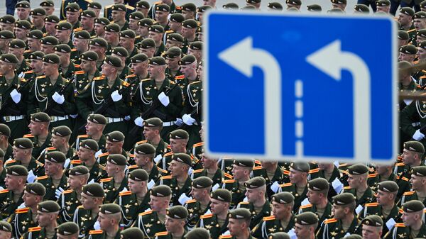 "Минеральный" кульбит Рады, США просят Киев "усыновить" нелегалов, ВСУ под Курском. Главное на 13.00 Одной из самых горячих тем остается сделка США и Украины по недрам, находящимся на территории последней. Дело в том, что накануне вечером Комитет Рады по вопросам международной политики поддержал ратификацию этого соглашения, а уже сегодня, спустя меньше, чем сутки, это же парламентское объединение переголосовало. Было принято решение добавить к сделке "новую преамбулу", уточнило украинское издание "Страна.ua" со ссылкой на депутата .