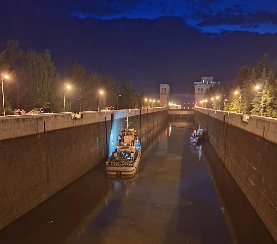 Прокуратура разработала меры контроля качества производимых работ при реконструкции Городецкого гидроузла В Нижегородской транспортной прокуратуре на заседании рабочей группы обсудили результаты проверки исполнения требований законодательства при реконструкции судоходных шлюзов Городецкого гидроузла имеющиеся проблемы в ходе выполнения работ по государственному контракту Об этом сообщает пресс служба Приволжской транспортной прокуратуры На заседании выработаны меры направленные на обеспечение качественного и своевременного производства работ на гидротехническом сооружении говорится в сообщении Напомним Нижегородской транспортной прокуратурой в 2025 году в деятельности заказчика и подрядной организации осуществляющей работы на гидроузле выявлены более 40 нарушений обязательных требований в области строительства и законодательства о контрактной системе   По инициативе прокурора подрядная организация и ее должностное лицо допустившее нарушения привлечены Ростехнадзором к административной ответственности по ч 1 ст 9 4 КоАП РФ с назначением наказаний в виде штрафов на сумму 140 тыс рублей   Как сообщалось ранее 22 июля 2025 года на Городецком гидроузле при демонтажных работах произошло нарушение целостности камеры шлюза 15А Движение водного транспорта было остановлено Его восстановили досрочно 26 июля 2025 года Фото пресс службы Росморречфлота