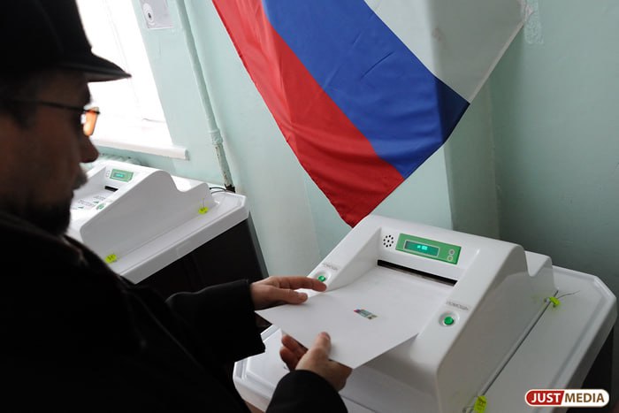 Госдума приняла в третьем чтении закон, меняющий правила голосования в России. Согласно ему, дополнительные выборы не смогут происходить за год до основных. Из-за этого в 2025 году не будет довыборов депутатов Госдумы, сообщили в ЦИК. Инициатива запрещает политическим партиям принимать пожертвования от юрлиц-иноагентов, а также экстремистских или террористических организаций и закрепляет право на бумажное голосование. Другие нововведения в законы о выборах перечислим списком: —дополнительные выборы не будут проводиться за год до остальных не только в Госдуму, но и в региональные, а также муниципальные Заксобрания. —На выборах депутатов ГД граждане, проживающие за рубежом, смогут проголосовать только по федеральным спискам, а не одномандатным округам. —Минюст беспрепятственно сможет снимать на видео и делать фото кандидатов на мероприятиях, посвященных их выдвижению. —Разделяются понятия «электронного» и «дистанционного электронного» голосования