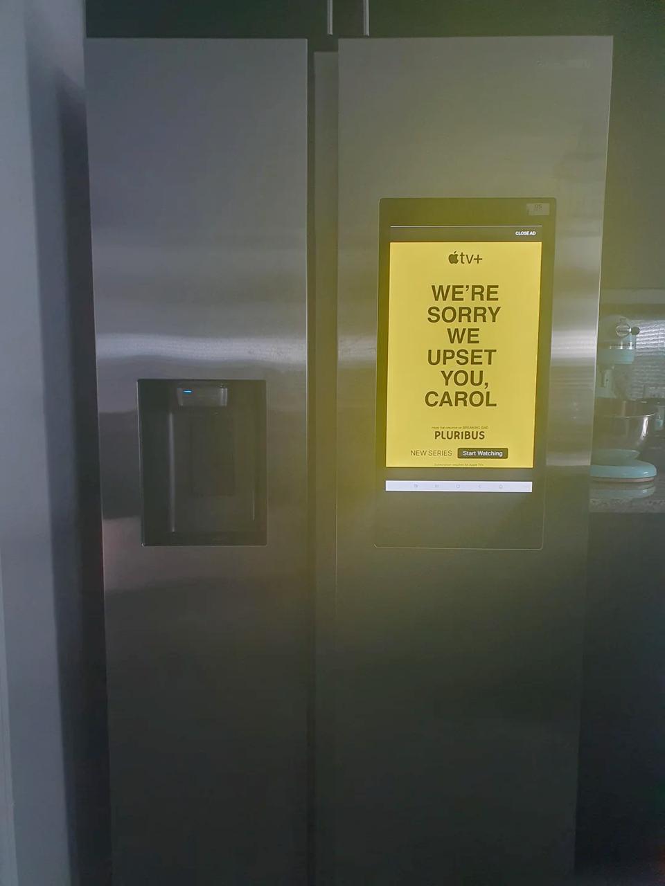 Samsung запустил круглосуточную рекламу на холодильниках Причём объявления крутят только на премиальных холодосах от 2 5 0 тысяч в России Первым пострадавшим глаза 24 часа в сутки выжигает слоган нового сериала от создателя Во все тяжкие Вы не поверите что там написано пока сами не прочитаете Нам жаль что мы расстраиваем тебя Кэрол Постирония зашла слишком далеко Бэкдор