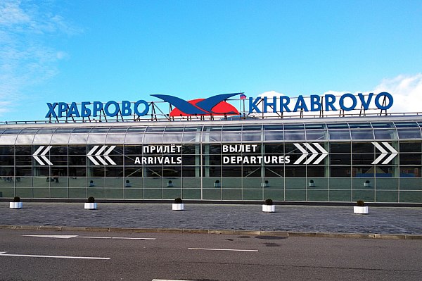 Вертолет Ми 8 совершил жесткую посадку в Калининграде из за непогоды Cложные погодные условия в Калининграде привели к жесткой посадке вертолета Ми 8 в аэропорту Храброво пострадавших в результате инцидента нет Об этом сообщил ТАСС источник в аэропорту Вертолет Ми 8 совершил жесткую посадку из за непогоды и сильного ветра Ни техника ни люди не пострадали сказал собеседник агентства Он также добавил что вертолет принадлежит одной из калининградских компаний повреждений по предварительным данным у техники нет aviaru net n287593