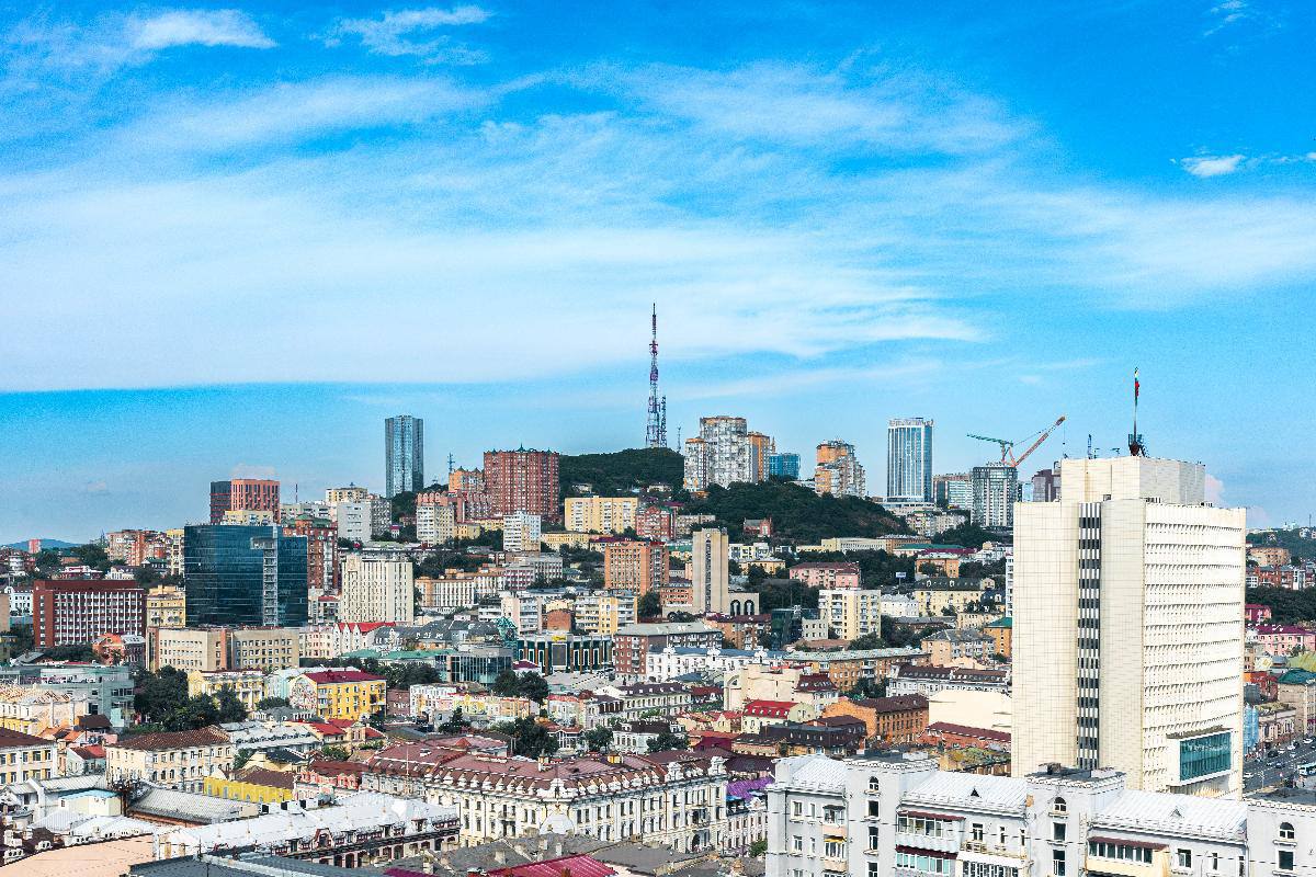 Некоммерческие организации Владивостока получат гранты губернатора Приморья Олега Кожемяко на поддержку общественно значимых проектов Конкурсный отбор из 109 заявок прошли 63 проекта Из них 34 из нашего города Важное место среди них занимают инициативы направленные на поддержку участников СВО и их семей привлечение ветеранов СВО к патриотическому воспитанию детей и молодёжи увековечение памяти героев погибших во время выполнения воинского долга Среди наших проектов победителей Комплексная программа реабилитации ветеранов СВО через технологии VR и адаптивный сапсерфинг от спортивной ассоциации Сап Восток Создание центра профессиональной адаптации и трудоустройства ветеранов боевых действий силовых ведомств и военной службы от ветеранов морской пехоты Сатурн Центр по развитию территориального общественного самоуправления от Ассоциации по развитию ТОС проект Шагаем по Приморью от общественной организации Твой ЗОЖ проект Доступный лёд Амурского залива от АНО по развитию парусного спорта и рекреационных территорий Новые горизонты а также ряд других общественных инициатив Средства на реализацию проектов будут выделены из краевого бюджета и Фонда президентских грантов Подписаться на МАХ