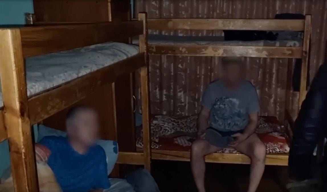 В Хакасии завершили расследование уголовного дела против владельцев и сотрудников реабилитационного центра «Ключ к жизни». Следователи считают, что организаторы учреждения похищали людей и незаконно лишали их свободы. По версии следствия, в 2021 году в посёлке станции Хоных заработал центр, формально принадлежавший благотворительному фонду. Он принимал на лечение людей с алкогольной и наркотической зависимостью. Однако, как полагают следователи, под видом реабилитации пациентов подвергали насилию и жестокому обращению. Подробнее — на Бабре #хакасия