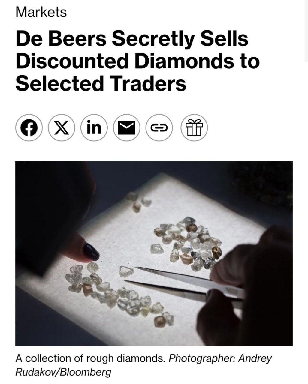 Одна из ведущих мировых компаний по добыче алмазов, De Beers, начала тайно осуществлять продажу алмазов с дисконтом 10-20% от собственных цен, стремясь снизить уровень своих запасов.