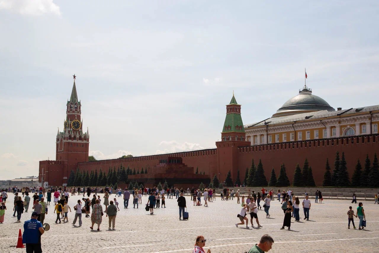 Гостей Москвы предупредили о закрытии Мавзолея Ленина 19 июля Федеральная служба охраны России сообщила о закрытии для посетителей Мавзолея Ленина на Красной площади 19 июля. При этом причина ограничения не уточняется. Поэтому в этот день гостям Москвы не получится посетить усыпальницу вождя мирового пролетариата Владимира Ульянова. Между тем известно, что с этого года начнется рестврция Мавзолея, которая завершится до 19 июня 2027 года. На…