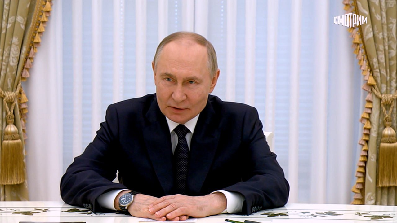 Путин встретился с авторами новых школьных учебников истории. Главное: В основе победы в Великой Отечественной войне лежали традиционные ценности и вера в Отечество, отметил лидер РФ. В 1990-е годы, по словам президента, была утрачена взаимосвязь и единая логика исторического процесса и учебных программ. Раньше в учебниках истории искажались факты и присутствовала русофобия, заявил Путин. Прежние учебные пособия по истории издавались за счет иностранных грантов. Закладывать знания по истории нужно еще в дошкольном возрасте. По мнению президента, по аналогии с едиными учебниками истории с 5-го класса нужны единые подходы и для младших школьников. Путин поддержал идею о том, чтобы ЕГЭ по истории был обязательным для поступающих в вузы на гуманитарные и социально-экономические специальности. Он отметил, что сам сдавал историю, когда поступал в университет. В новых учебниках истории удалось избавиться от "ложных посылов", сообщил Мединский. Они также стали более удобными для подготовки к ЕГЭ, поэтому результаты экзаменов по истории стали лучше. Раньше в школах было в ходу порядка 54 учебников истории, сегодня ситуация исправлена, заявил Кравцов.