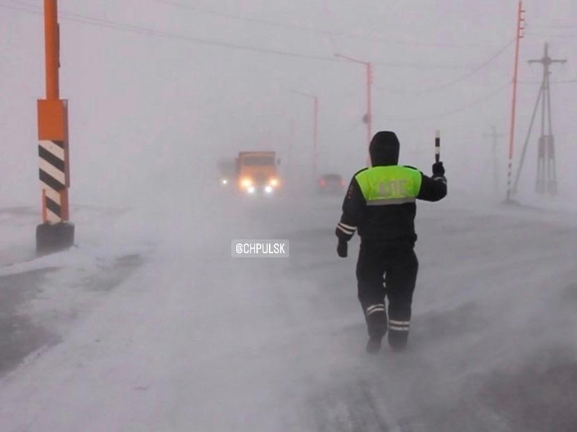На федеральных автодорогах Ульяновской области вводят ограничение движения для автобусов и грузовиков из за неблагоприятных погодных условий ФКУ Волго Вятскуправтодор информирует что с 16 00 мск 13 декабря 2025 года вводится временное ограничение движения междугородних автобусов маршрутных такси и грузовых транспортных средств на участках автомобильных дорог федерального значения Р 241 Казань Буинск Ульяновск подъезд к г Самара км 180 878 326 367 Р 241 Казань Буинск Ульяновск с км 136 969 по км 180 878 Р 178 Саранск Сурское Ульяновск с км97 500 по км 220 776 Подъезд к г Ульяновску от а д М 5 Урал с км 199 000 по км 285 000 А 151 Цивильск Ульяновск с км 136 710 по км 199 000 в Ульяновской области В случае возникновения сложных ситуаций участникам дорожного движения рекомендуется обращаться в круглосуточную диспетчерскую службу ФКУ Волго Вятскуправтодор по телефону 8 843 273 54 08 или в службу спасения по номеру 112 Подписаться на chpulsk Мы в MAX