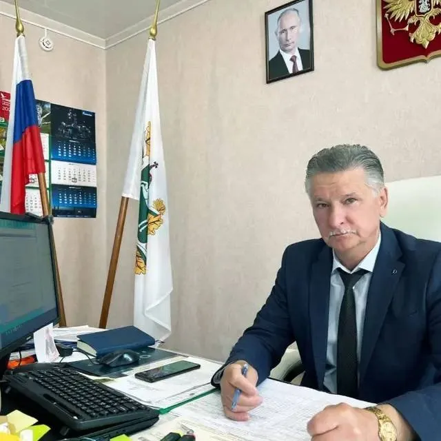 Глава Октябрьского района Сергей Лозовский с 1 мая покидает свой пост по собственному желанию сегодня подписал соответствующие документы Сергей Иванович управляет самым большим районом Томска с 2018 года В таком деле нет мелочей оно требует полной самоотдачи энергии и ежедневного присутствия на земле Сергей Лозовский пенсионер и уже имеет полное право на отдых Уважаю его желание и от души благодарю за колоссальный труд мудрость и преданность делу