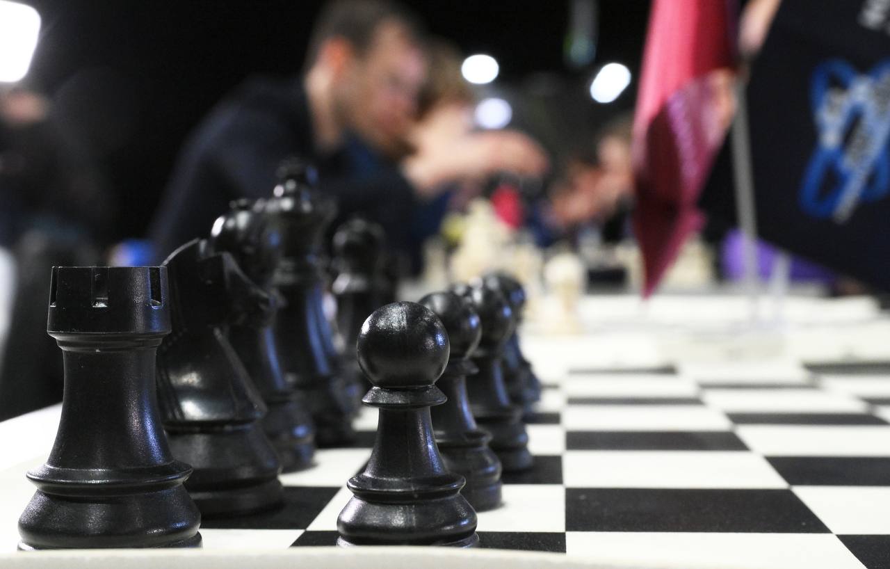 Турниры претендентов и претенденток по шахматам пройдут на Кипре с 28 марта по 16 апреля Соревнования с участием восьми претендентов и восьми претенденток за право сыграть с действующими обладателями мировой короны пройдут в отеле недалеко от города Пафос на юго западном побережье Кипра Как и в 2024 году в Торонто турниры претендентов у мужчин и женщин будут проводиться одновременно Подписывайтесь на РИА Новости Спорт в MAX