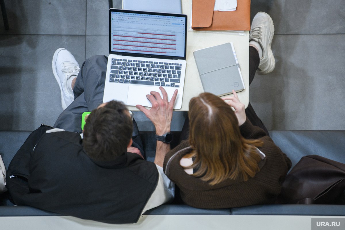 Коуч и спа менеджер обновленный классификатор профессий и должностей заработает в 2026 году в связи с появлением новых специальностей сообщил глава комитета Госдумы по труду соцполитике и делам ветеранов Ярослав Нилов Среди новых должностей также копирайтер и SMM менеджер специалист по искусственному интеллекту и инженер по 3D печати ландшафтный дизайнер лейаут артист специалист по корпоративной социальной политике и многие другие Значительное число новых специальностей относятся к сфере информационных технологий финансов производства контента и экологии Депутат отметил что действующему классификатору около 30 лет многие позиции уже устарели Под обновленный перечень будут разработаны новые должностные регламенты и инструкции а на зарплаты это глобально не повлияет Подписаться на URA RU мы в MAX