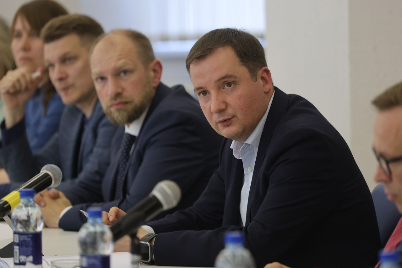 Встретился с депутатами и общественниками Котласа и Котласского округа. Обсудили самые острые вопросы: ремонт дорог, развитие пассажирских перевозок, здравоохранение.  Отдельное внимание — состоянию дороги из Котласа в Архангельск. В этом году будет подготовлена проектно-сметная документация, параллельно ведётся работа по привлечению федерального финансирования.  Поднята также проблема дороги к деревням Слуда и Свининская. Она проходит по землям лесного фонда, что ограничивает возможность ремонта. Поручил региональному министерству природных ресурсов проработать вопрос перевода этих участков в областную собственность.  Обсудили возможность возрождения муниципального автопредприятия в Котласе. Рассматриваем участие в программе национального проекта, по которой в районы уже поступило более 70 автобусов. Задача — найти устойчивую экономическую модель.  По теме ЖКХ подтвердил: с 1 июля рост платы за услуги для населения не превысит 15 процентов. При этом за счёт областного бюджета субсидируется свыше 60 процентов реальной стоимости тарифов.  Поддержал инициативу родителей по учреждению медали «За верность родительскому долгу».   Благодарю всех за конструктивный разговор. Такие встречи на самом деле помогают принимать решения, опираясь на реальные запросы людей.