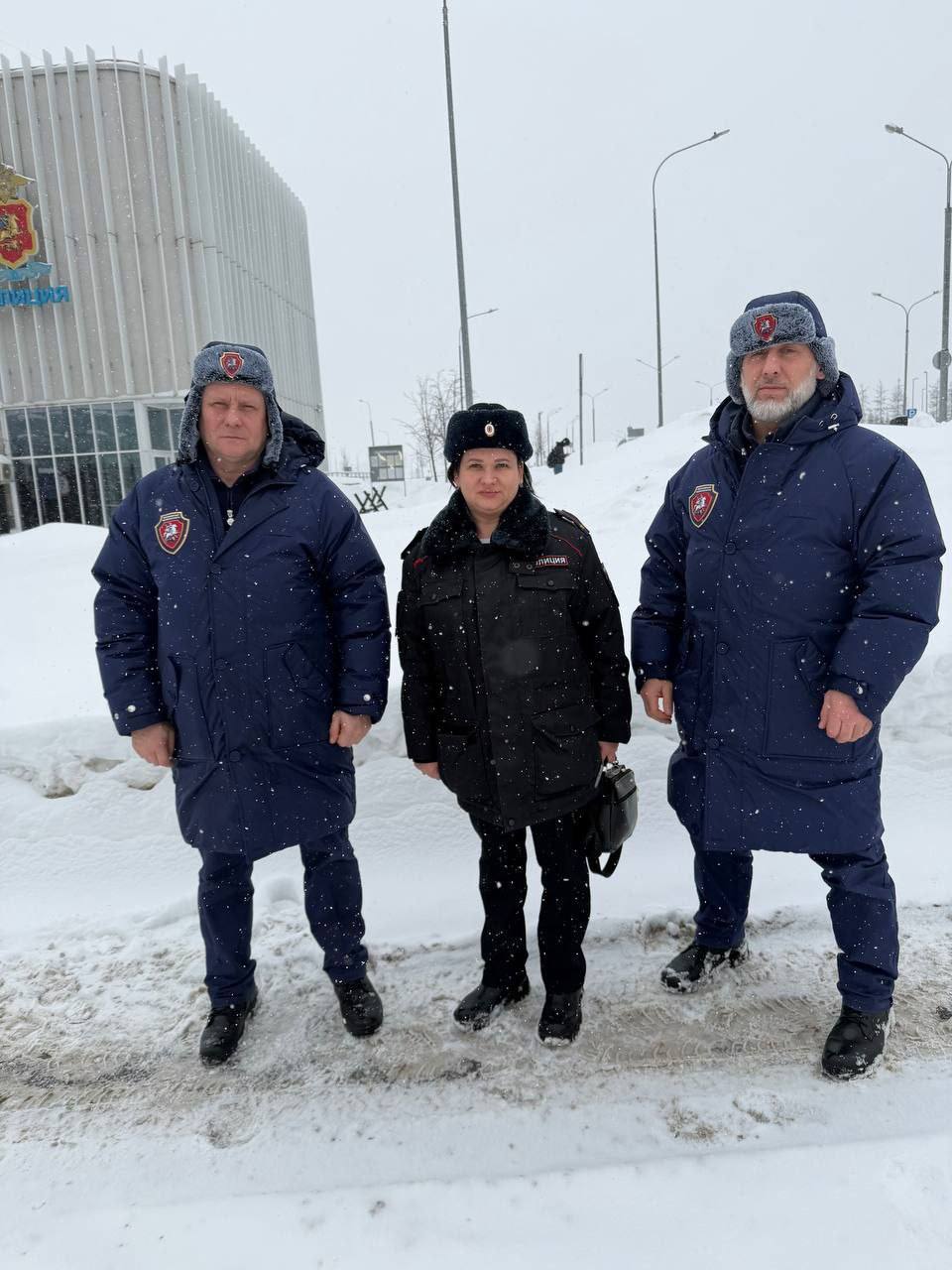 В рамках оперативно профилактического мероприятия Подросток семья полицейские ОМВД России Коммунарский посетили неблагоприятные семьи Составлено 8 административных протоколов за ненадлежащее исполнение родительских обязанностей по ч 1 ст 5 35 КоАП РФ Также в территориальный отдел полиции доставлено 4 несовершеннолетних иностранных государств с нарушением миграционного законодательства РФ за нарушение которого привлечены их родители Один несовершеннолетний состоящий на профилактическом учете за систематические совершения административного законодательства РФ согласно решению Щербинского районного суда г Москвы помещен в ЦВСНП ГУ МВД России по городу Москве на срок 30 суток Также полицейские посетили учащихся 7 9 ых классов ГБОУ Школы 2070 и 109 где провели лекции с учащимися на тему ответственности за нарушения законодательства РФ буллинга ложных сообщениях о готовящихся террористических фактах об ответственности родителей в случае нарушения их детьми законов ВКонтакте МАХ
