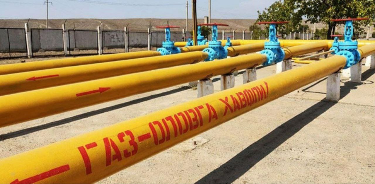 QazaqGaz и Узтрансгаз договорились о транзите газа через Узбекистан Казахстанская нацкомпания QazaqGaz и узбекистанская энергетическая компания Узтрансгаз заключили контракт на транспортировку природного газа через территорию Узбекистана в соседние страны Подписание соглашения закрепляет ранее достигнутые договоренности о транзите газа с использованием региональной газовой инфраструктуры Объемы тарифы на транспортировку сроки действия и прочие условия контракта QazaqGaz не озвучивает Читайте также Шавкат Мирзиёев лишил Узтрансгаз эксклюзивного права на транспортировку природного газа Logistan info Логистика Экономика