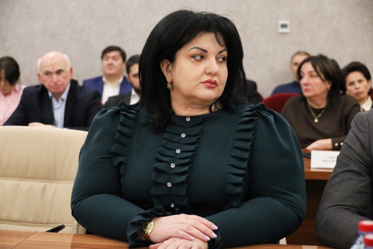 И о министра культуры Рада Дзагоева отчиталась о работе ведомства и представила план на 2026 год Приоритеты укрепление культурных связей с Россией решение инфраструктурных проблем и кадровая политика В апреле Государственный ансамбль Симд отправится в тур по Центральной России 7 концертов В апреле мае мужской хор при президенте выступит на Пасхальном фестивале Валерия Гергиева В мае в Москве пройдут Дни культуры Южной Осетии а в июне республики примет творческие коллективы из РФ Госдрамтеатр продолжает участие в проекте Большие гастроли Министерство курирует 17 учреждений Одной из первоочередных задач стало юридическое оформление нового здания хореографической школы студии переданного республике фондом Ахмата Хаджи Кадырова в студии обучаются около 200 детей Для восполнения кадрового дефицита усилят профориентацию в Цхинвальском музыкальном училище им Ф Алборова и Цхинвальском художественном училище им М Туганова Также озвучена необходимость ремонта кровли ансамбля Симд и о председателя правительства Дзамболат Тадтаев поручил в кратчайшие сроки подготовить сметы совместно с Минстроем Проблемные объекты обещано финансировать в приоритетном порядке несмотря на бюджетные ограничения ia res