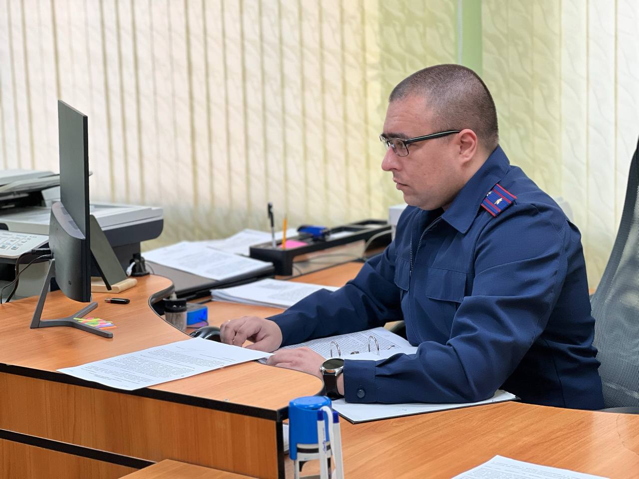 Жители Самарской области признаны виновными в преступных действиях в отношении несовершеннолетнего Собранные следственным отделом по городу Балаково доказательства явились достаточными для признания двух мужчин возраста 52 и 24 лет виновными в совершении преступлений предусмотренных ч 2 ст 162 УК РФ разбой группой лиц с применением предметов используемых в качестве оружия и ст 132 УК РФ действия сексуального характера Следствием и судом установлено что 23 апреля 2025 года в ночное время осужденные находясь в состоянии алкогольного опьянения в одном из парков города Балаково из корыстных побуждений напали на 15 летнего подростка Они сбили его с электросамоката повалили на землю причинили телесные повреждения после чего потребовали передать им мобильный телефон При этом один из осужденных зажал тело потерпевшего электросамокатом и сдавливал его Подросток опасаясь дальнейшего насилия передал телефон Впоследствии осужденные потребовали от него приложить палец к устройству для разблокировки при этом вновь причинили телесные повреждения После указанных действий мобильный телефон был разблокирован Также фигуранты совершили в отношении подростка действия сексуального характера Приговором суда старшему из них назначено наказание в виде 11 лет лишения свободы в исправительной колонии строгого режима младшему 8 лет 6 месяцев подписаться на канал подать обращение