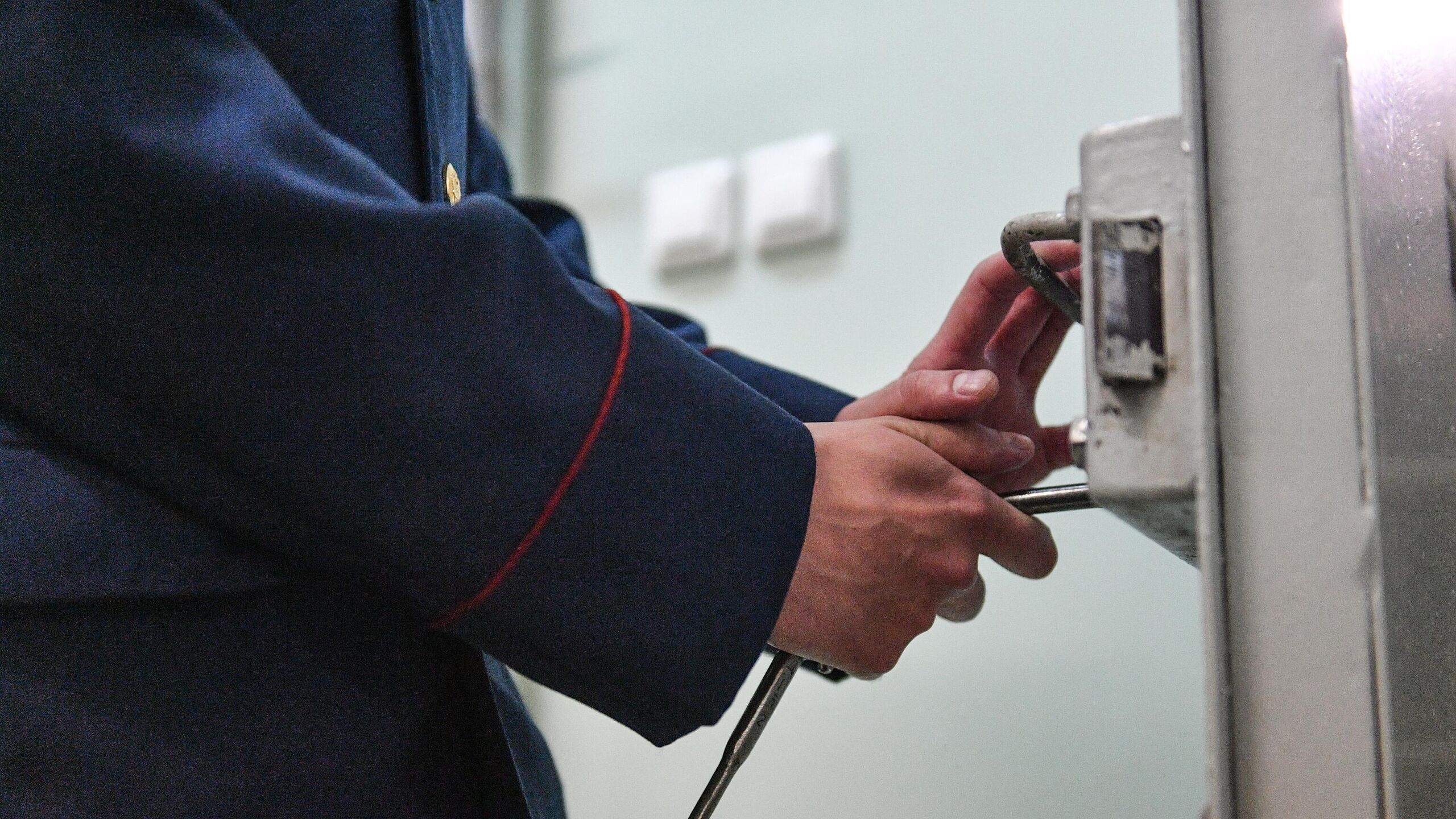 Президент РФ Владимир Путин подписал закон уточняющий порядок отбывания наказания в виде ограничения свободы соответствующий документ размещен на сайте официального опубликования правовых актов Законом определяется что осужденные которым неотбытая часть принудительных работ заменена ограничением свободы и осужденные которым ограничение свободы назначено в качестве дополнительного вида наказания освобождаются из учреждения где отбывали наказание и следуют к месту жительства самостоятельно за счет средств федерального бюджета В случае назначения ограничения свободы в качестве дополнительного вида наказания срок ограничения свободы будет исчисляться со дня освобождения осужденного из исправительного центра следует из документа В случае злостного уклонения осужденного от отбывания наказания в виде ограничения свободы уголовно исполнительная инспекция вносит в суд представление о замене неотбытого срока наказанием в виде принудительных работ