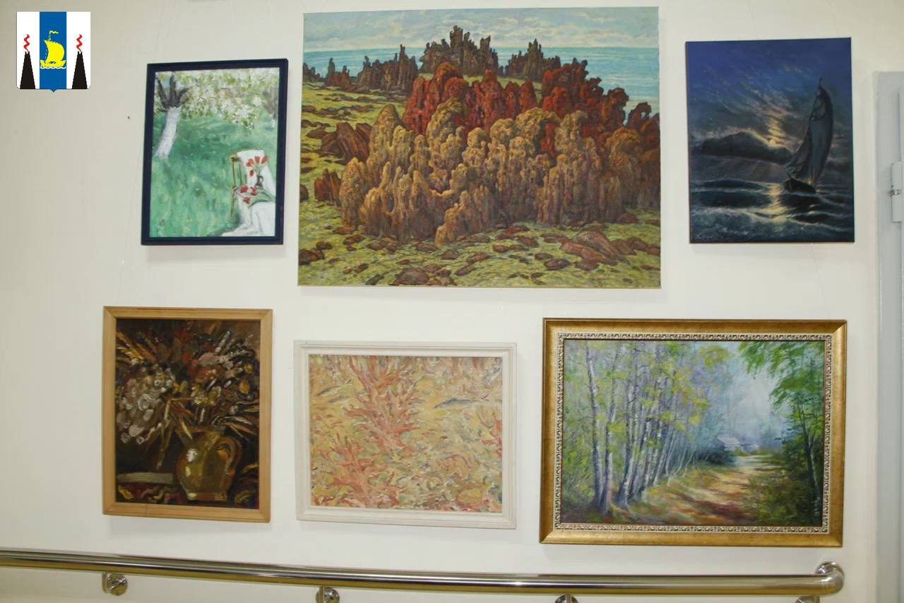 Сахалинские художники передали картины центру социального обслуживания населения Долголетию   Передача картин состоялась в рамках реализации федерального проекта Старшее поколение национального проекта Семья инициированного Президентом России Владимиром Путиным   Картины были переданы совместно министром культуры и архивного дела Сахалинской области Нонной Лаврик и директором литературно художественного музея книги А П Чехова Остров Сахалин Мы стараемся создать наиболее благоприятные условия для постояльцев учреждений социального обслуживания Сахалинской области чтобы улучшить качество их жизни а также позаботиться об их духовном и культурном развитии От всей души благодарим сахалинских деятелей искусства и надеемся что подаренные сегодня центру Долголетие произведения будут радовать наших подопечных создавая для них позитивное настроение подчеркнула министр социальной защиты Сахалинской области Ольга Орлова Подаренные картины станут украшением интерьера учреждения и будут ежедневно радовать пожилых сахалинцев minsotc65 Подписывайтесь на нас в MAX sakhgov