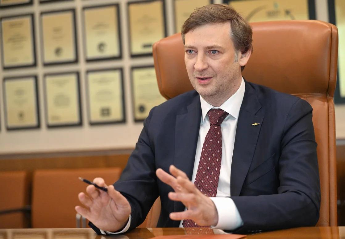 Аэрофлот: парк, санкции, стратегия — главное из интервью гендиректора Сергея Александровского — Ъ — Завершается урегулирование по 36 самолётам. Финансирование — за счёт собственных и заёмных средств. — За первые 4М 2025 г. цены выросли на 7% г/г. Расходы — быстрее. Чистая прибыль — результат повышения операционной эффективности. — 90% капвложений — на поддержание годности парка. Резервы на новые ВС не формируются отдельно. — Парк эксплуатируется интенсивно, но с учётом ресурса. Проблем с дефицитом не ждут. — Аэрофлот — крупнейший эксплуатант и заказчик отечественной техники 78 SSJ-100 . Вернуться к иностранцам не планируют. — Парк на лето почти полностью очищен от двойной регистрации. В эксплуатации — максимальное количество бортов. Читать далее #AFLT