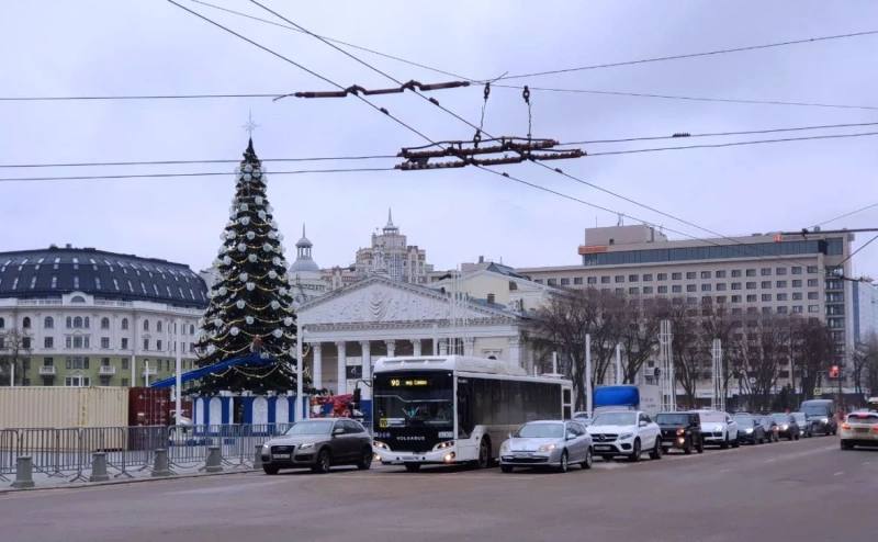 В Воронеже в 2030 году пустят метробус по 19 участкам города  Идея запуска общественного транспорта по обособленным полосам появилась в 2021 году, после проведения ФАУ «РосдорНИИ» научно-исследовательской работы по разработке транспортного планирования Воронежской области и Воронежа. Метробус был признан оптимальным вариантом для областного центра, который позволит эффективно использовать имеющуюся площадь дорожного полотна, сохранить парковочные карманы, упорядочить движение общественного транспорта и существенно повысить его скорость.  «На территории городского округа планируется создание инфраструктуры метробуса общей протяженностью 74,5 км», — уточнили в администрации Воронежа.