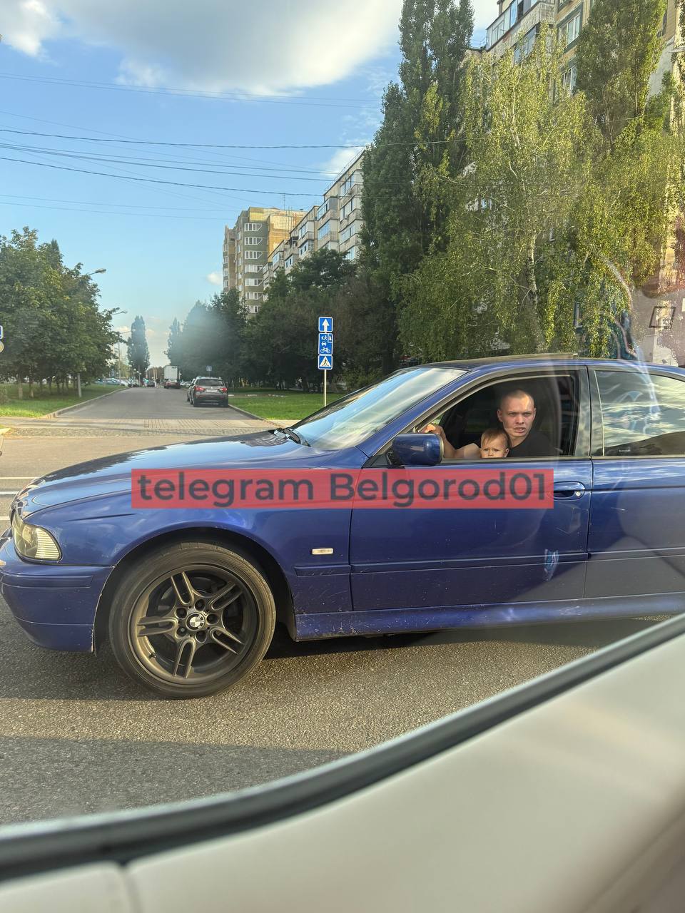Ещё одного ребёнка за рулем заметили белгородцы.   Фото сделано вчера на перекрестке Щорса-Архиерейская.  Прислать новость:       №1