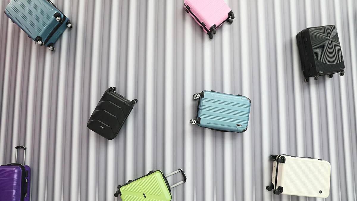 В России отмечается резкий рост числа банкротств турагентов за последние 10 месяцев зафиксировали уже девять таких случаев в то время как в 2024 году их было четыре По данным Т Банка в 2025 году число пострадавших от банкротств турагентов выросло в 12 раз Большинство из них оспорили покупку с помощью процедуры чарджбэка в Т Банке благодаря чему пострадавшим удалось вернуть 121 млн рублей Если же оплата покупки была совершена наличными или переводом чарджбэк не поможет В таких случаях Т Банк предоставляет бесплатную помощь юристов Сервис доступен даже тем кто не является клиентом банка Специалисты помогут составить досудебную претензию и иск в суд если это понадобится Главная причина волны банкротств турагентов по мнению руководителя практики разрешения споров и банкротств АНВИ консалтинга Анны Сафоновой кроется в том что обязательство турагентств страховать свою профессиональную деятельность пока не закреплено на законодательном уровне uletet 1